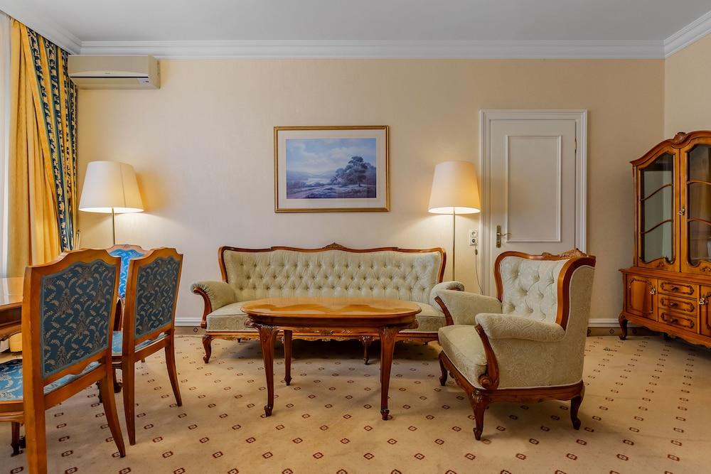Natsionalny Hotel - Featured Image