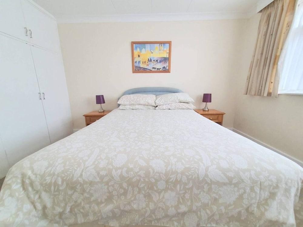 2-bed Flat With Superfast Wi-fi DW Lettings 9WW - Room
