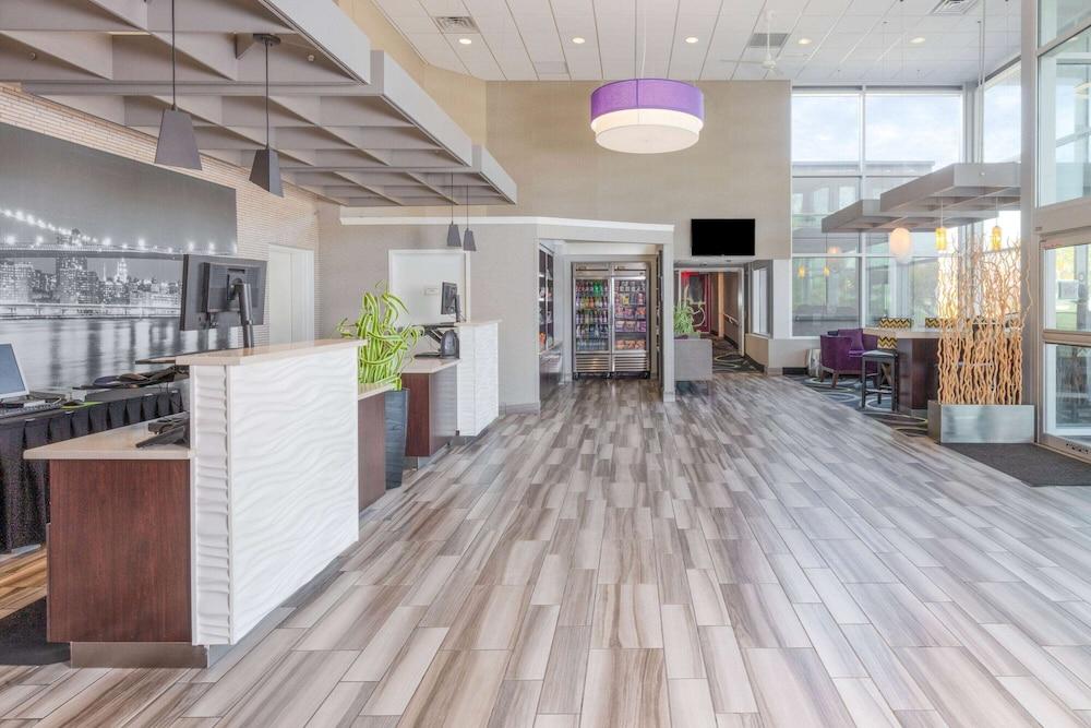 La Quinta Inn & Suites by Wyndham Clifton/Rutherford - Lobby