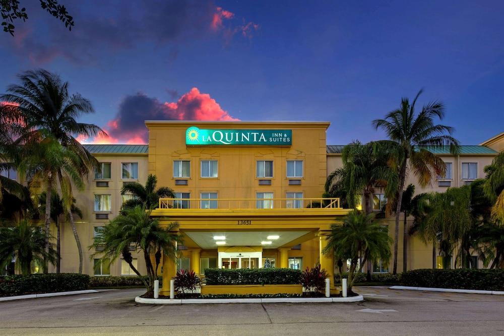 La Quinta Inn & Suites by Wyndham Sawgrass - Exterior