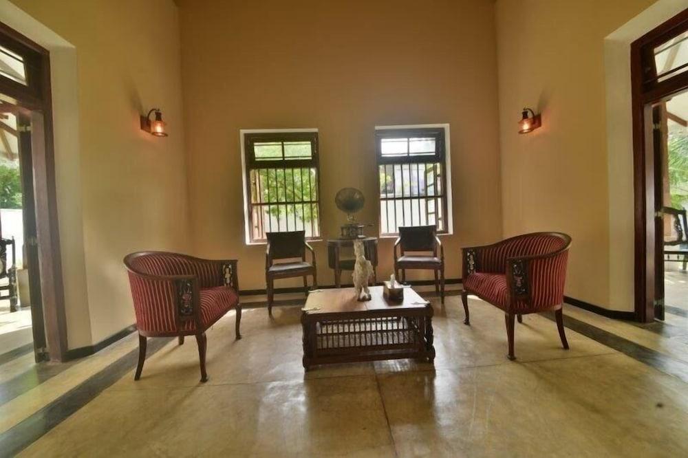 Headman House Villa - Lobby Sitting Area