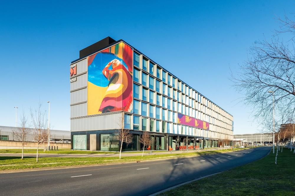 citizenM Schiphol Airport - Featured Image