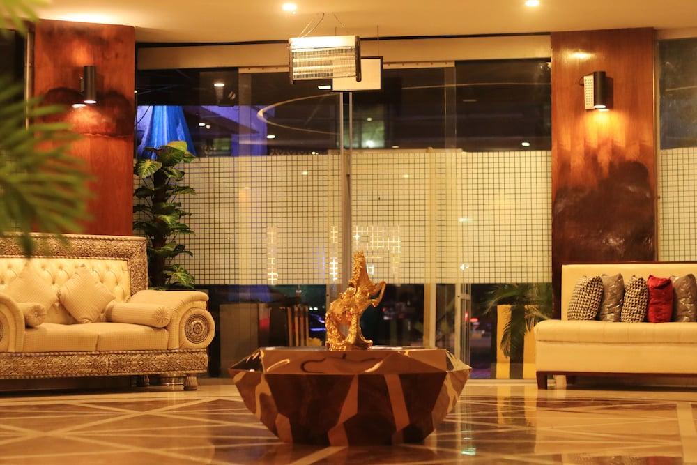 Hilton Suites - Lobby Sitting Area