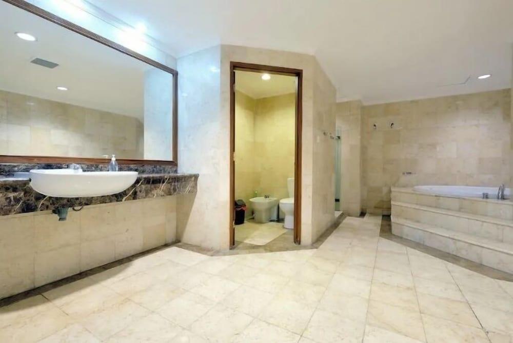 4BR Cozy Tropical Retreat Penthouse - Bathroom