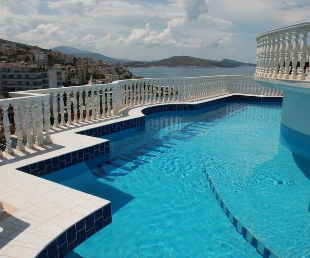 Monte Cristo Hotel with Rooftop Pool - Rooftop Pool