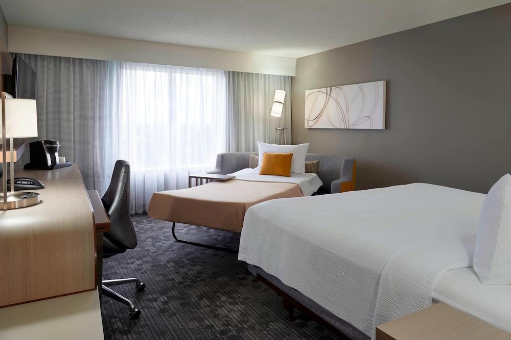 Courtyard by Marriott Toronto Airport - Room