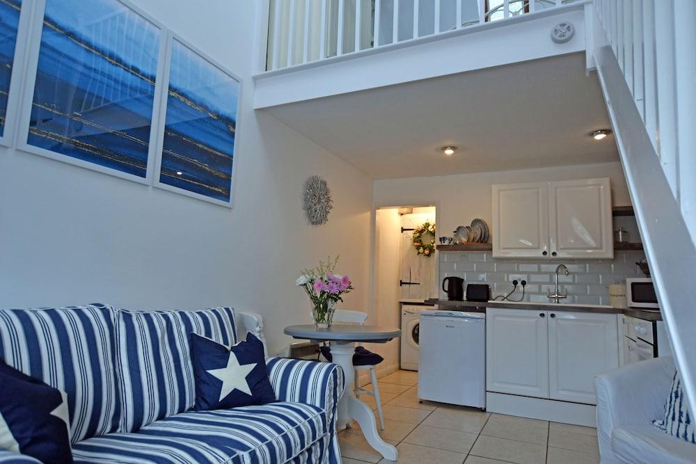 Charming 1-bed Cottage in Pembroke Close to Castle - Featured Image