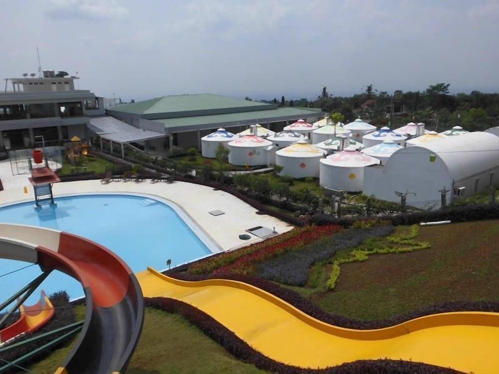 The Highland Park Resort Hotel Bogor - Outdoor Pool
