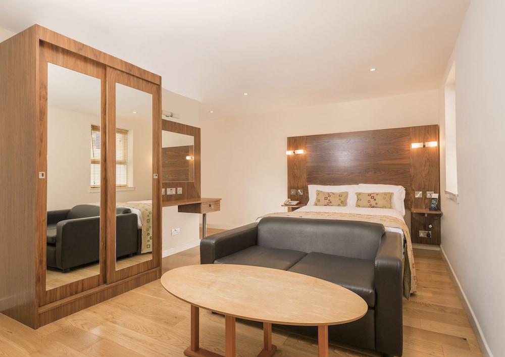 Holyrood Aparthotel - Room