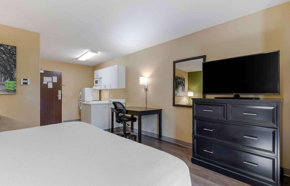 Extended Stay America Suites Washington DC Falls Church - Room