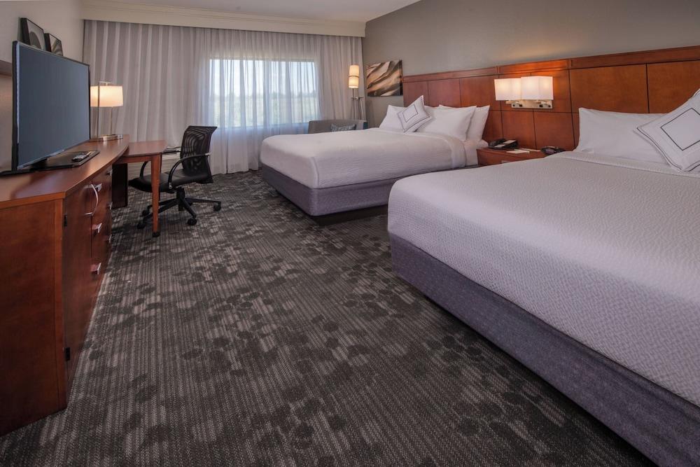 Courtyard by Marriott Dulles Town Center - Room