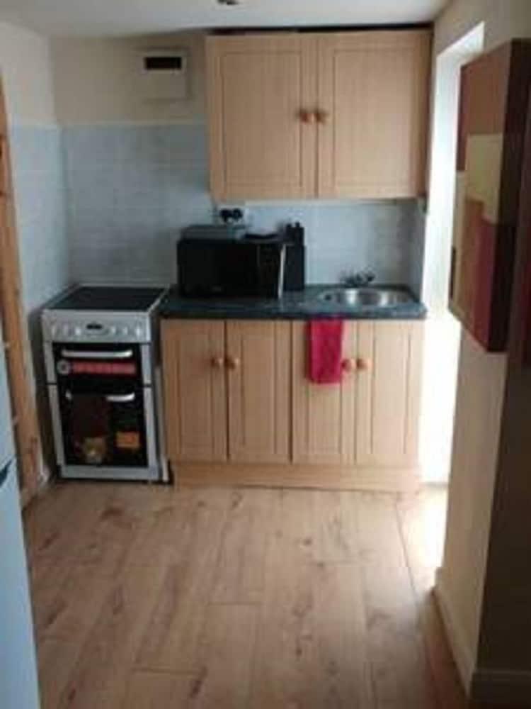 Clean & Modern 1 Bedroom Apartment - Private kitchen