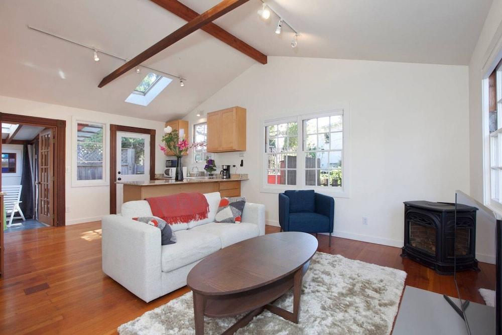 Curtis Cottage · Berkeley Cottage, comfy, stylish, good wifi - Living Area