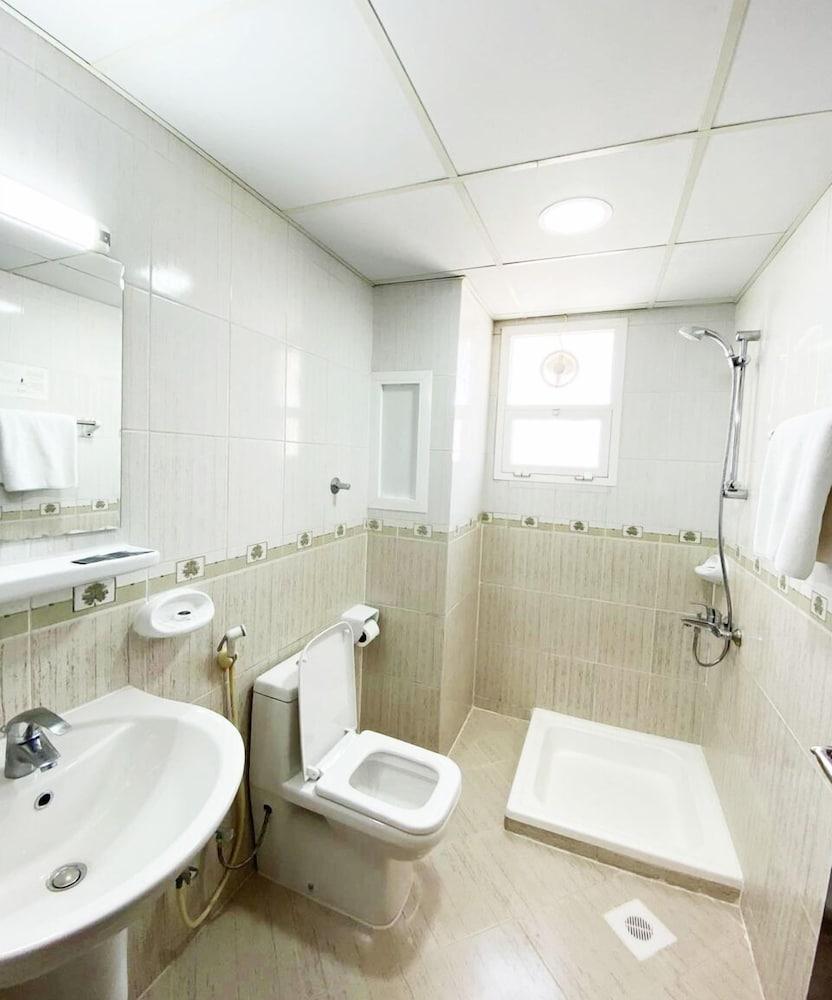 Al Murooj Hotel Apartments - Bathroom