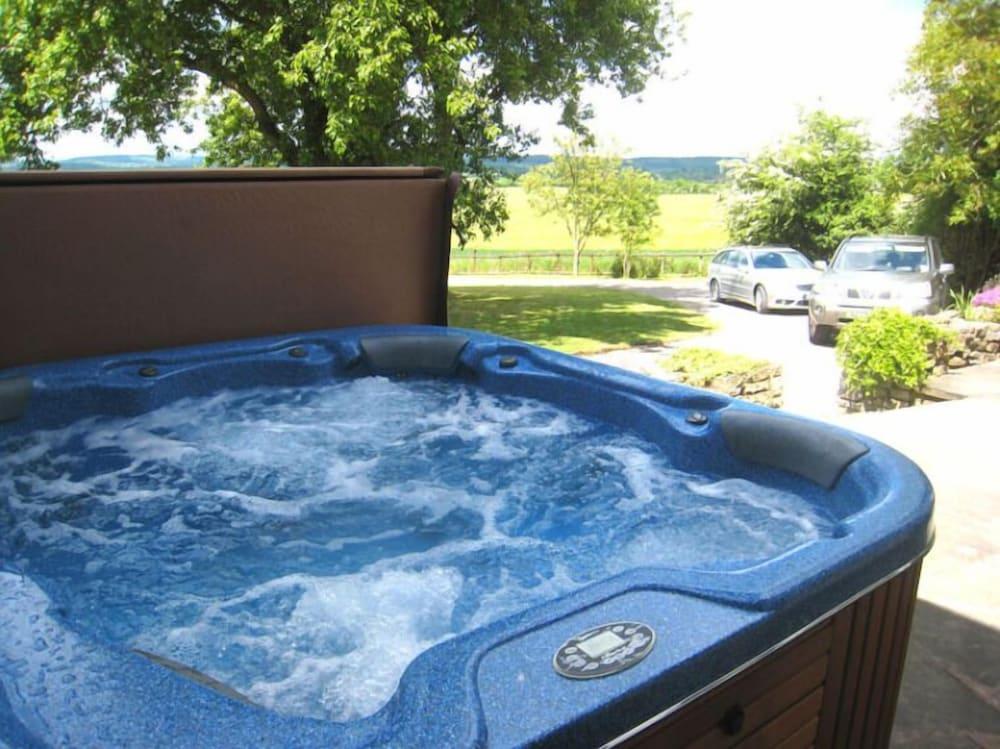Arden Hill Farm House - Sleeps up to 16 - Snooker Table - HOT TUB - Outdoor Spa Tub