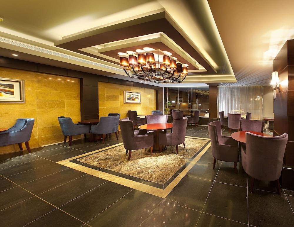 Intour Qurtoba Hotel Suites - Lobby Sitting Area