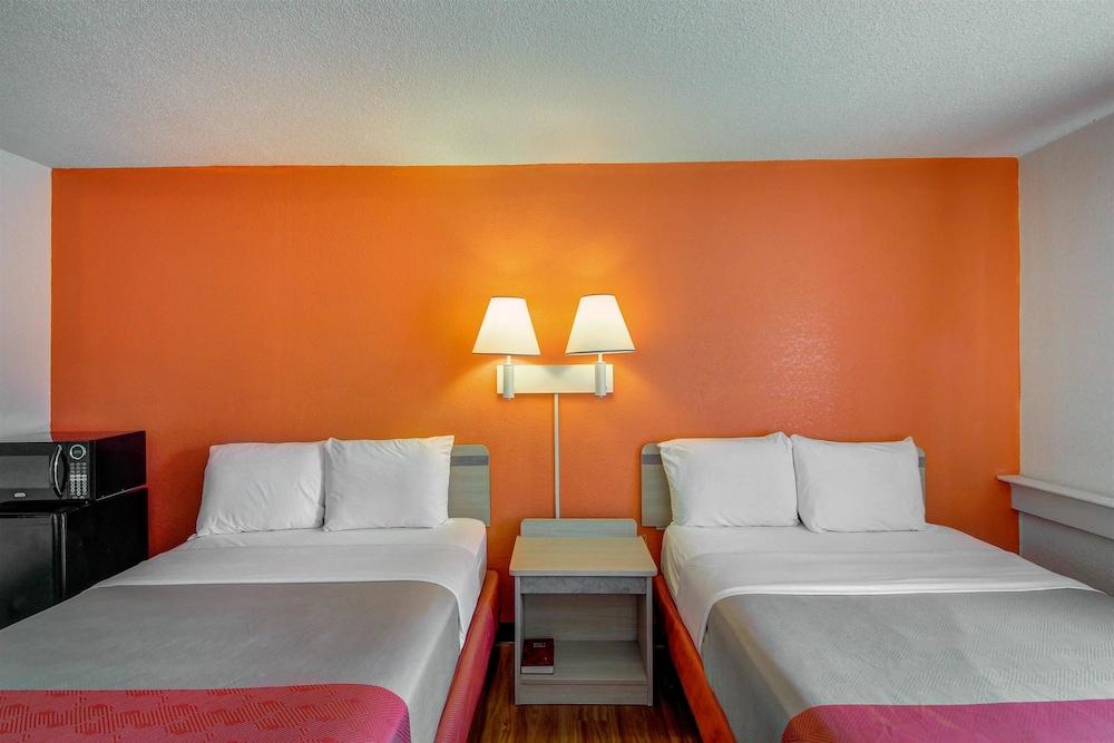 Motel 6 Wichita, KS - Room