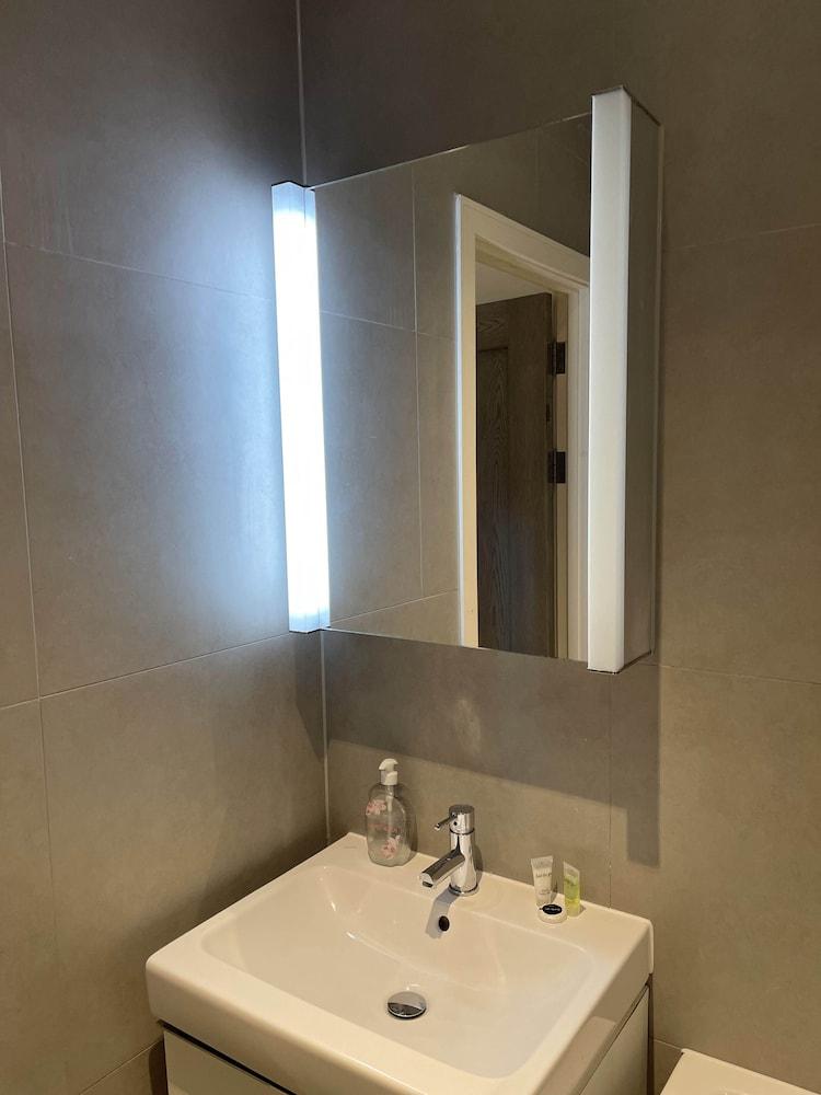 Remarkable 1-bed Apartment in Slough - Bathroom