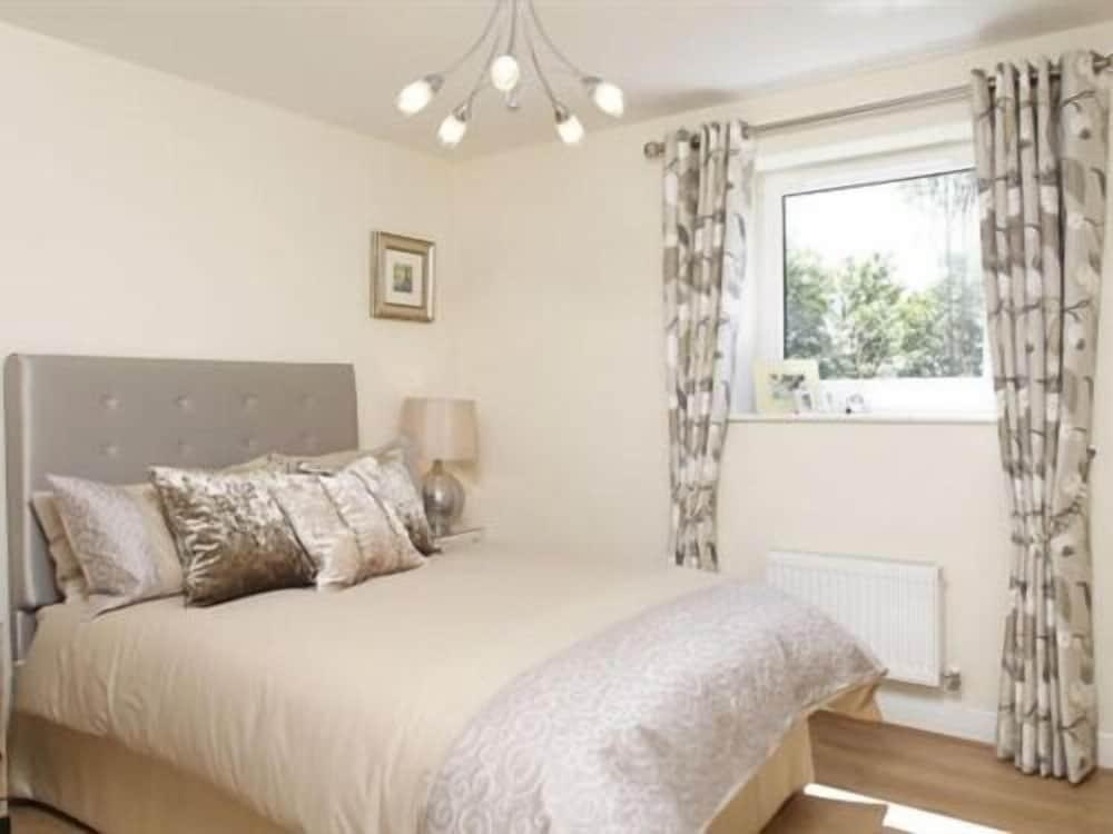 Apple House Guesthouse Heathrow Airport - Featured Image