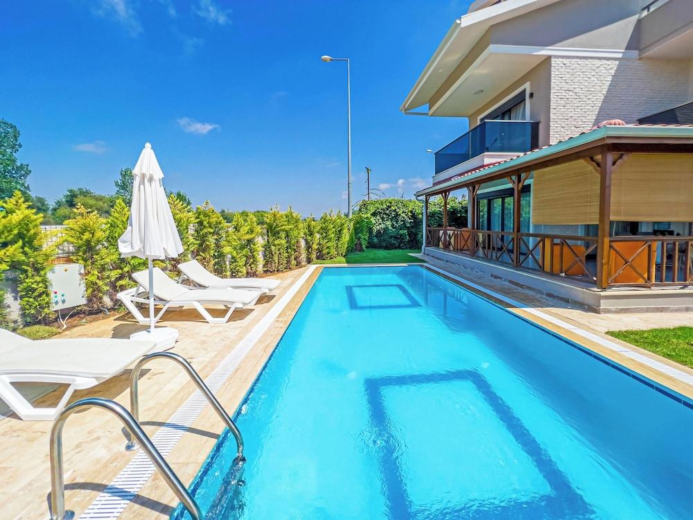 Paradise Town Villa Colm - Outdoor Pool
