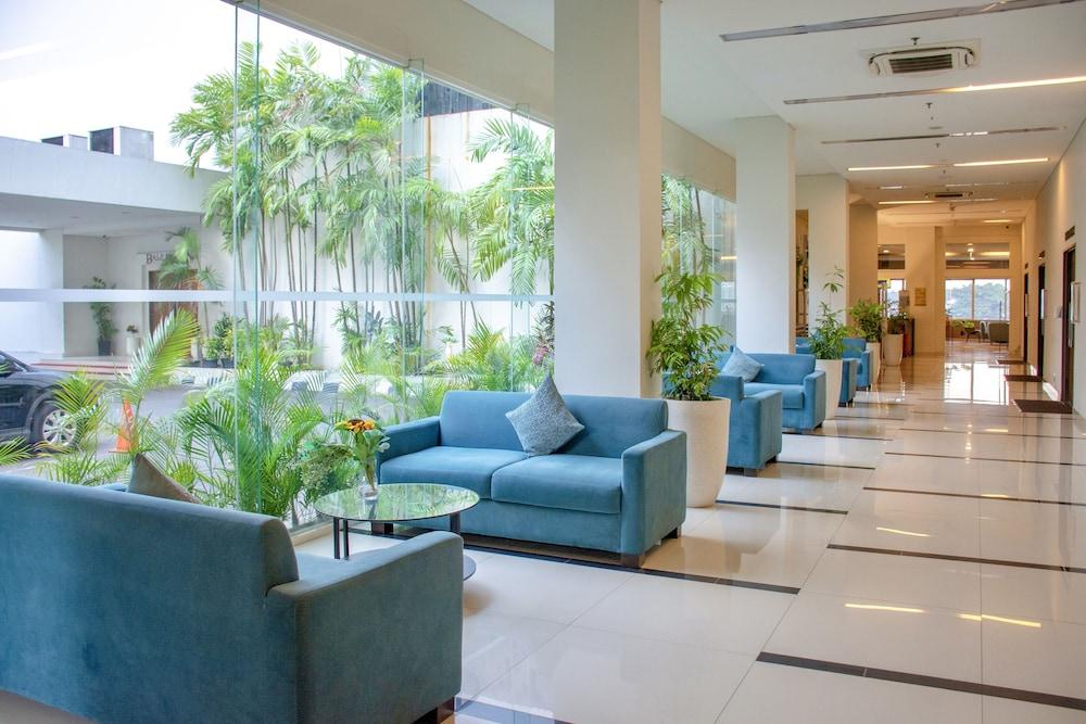 Padjadjaran Hotel Powered by Archipelago - Lobby Sitting Area