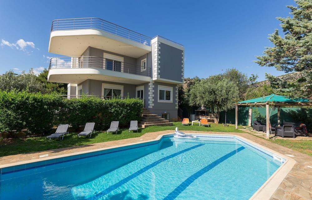 290m² Villa with Pool close to the Airport - Outdoor Pool