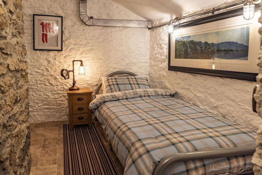 3 Bed- The Catacombs From White Lane Lets - Room