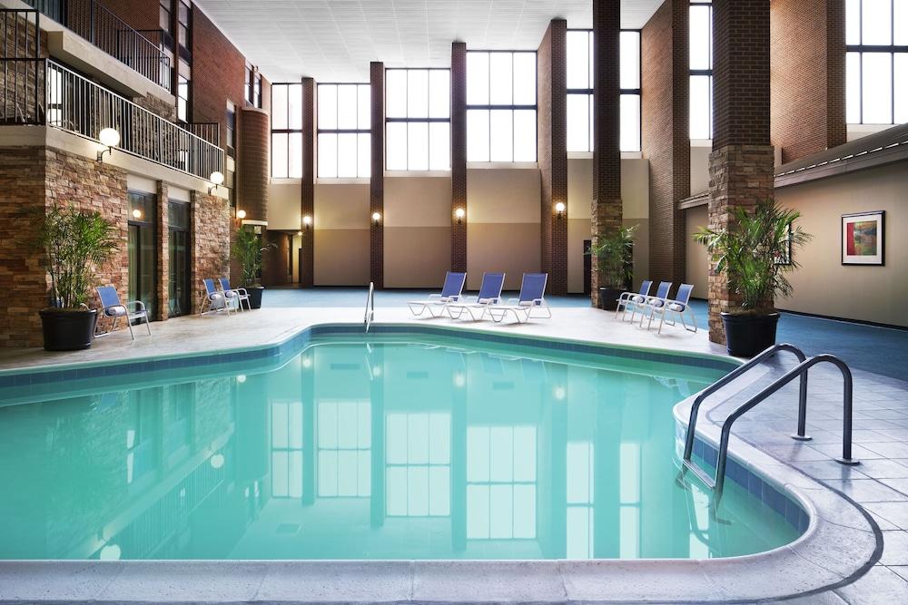 Four Points by Sheraton Richmond Airport - Indoor Pool