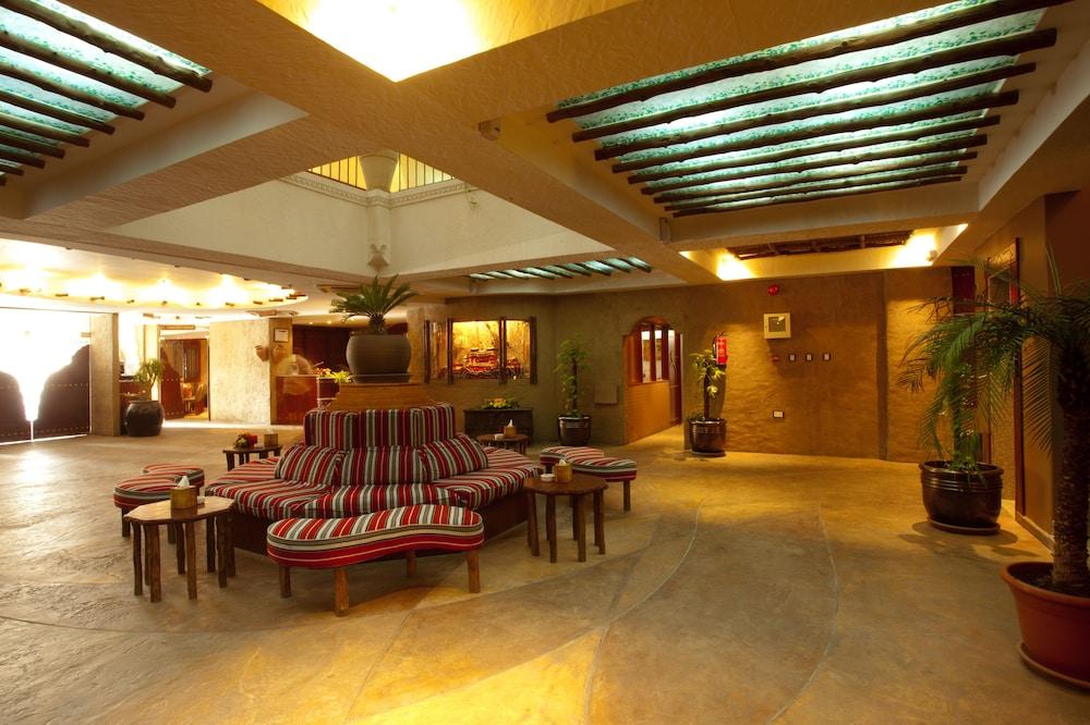 Al Liwan Suites - Lobby Sitting Area