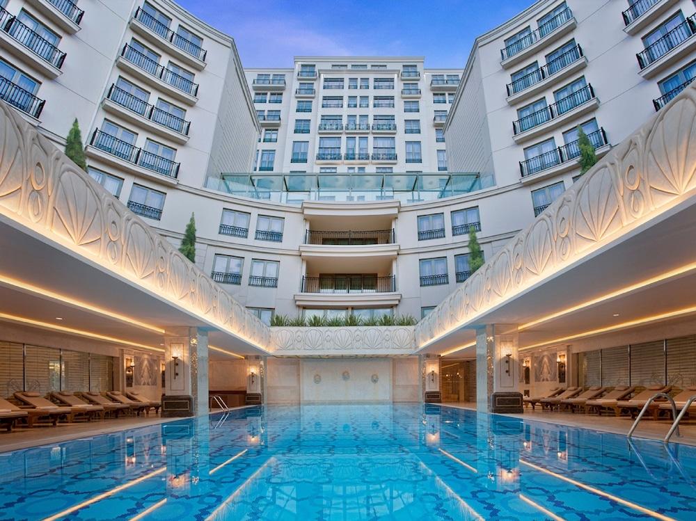 CVK Park Bosphorus Hotel Istanbul - Outdoor Pool