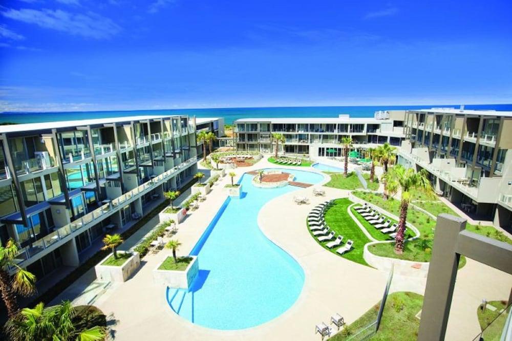 Beachfront Resort Torquay - Featured Image