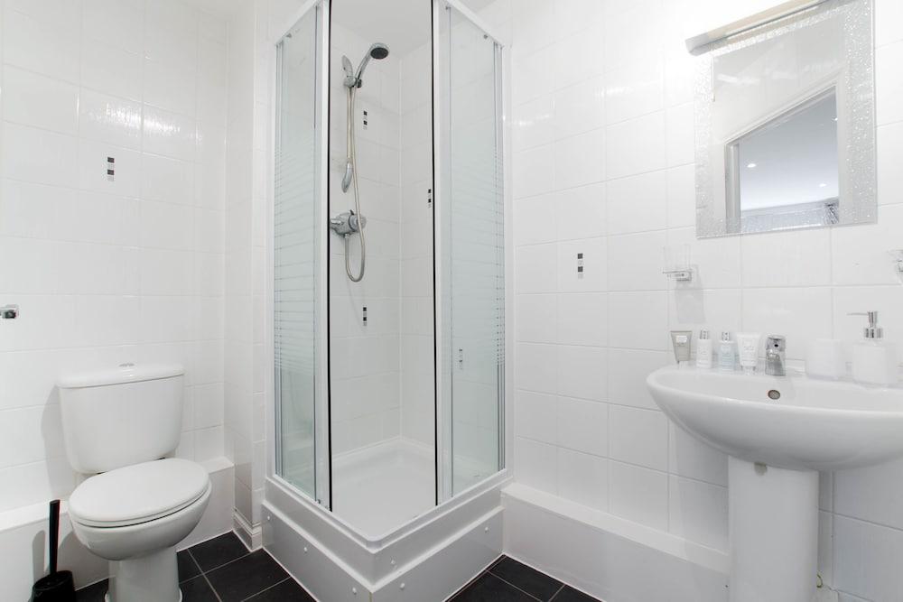 Copthorne Court Serviced Apartments - Bathroom