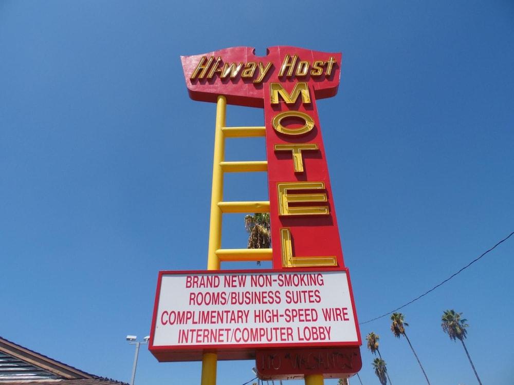 Hi-Way Host Motel - Exterior
