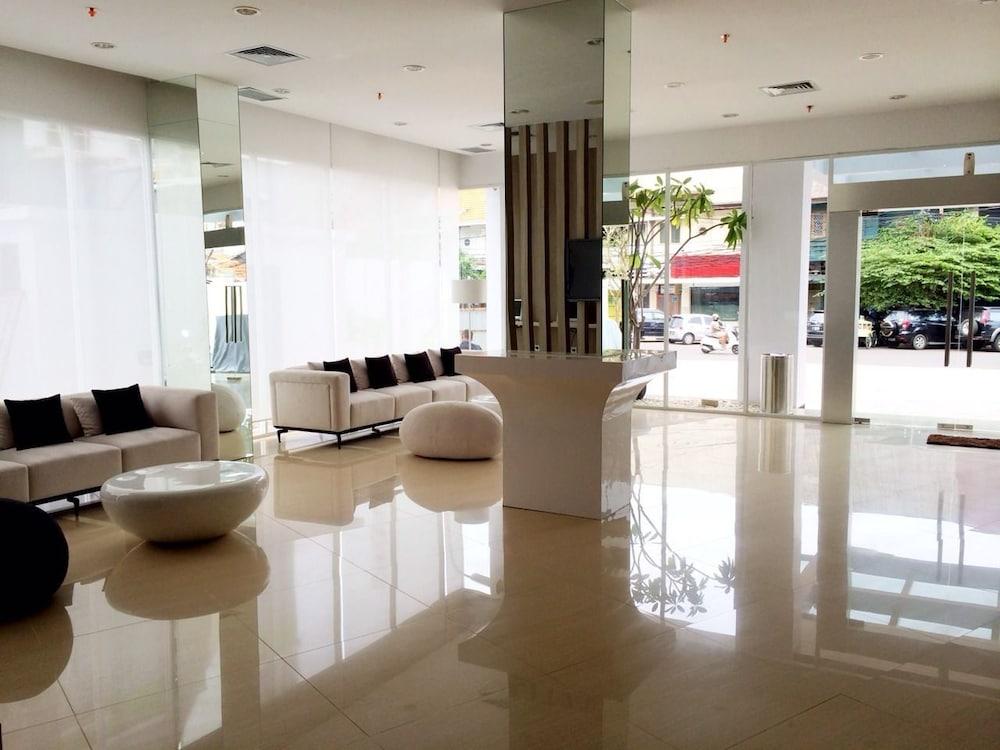 Whiz Hotel Cikini Jakarta - Lobby Lounge