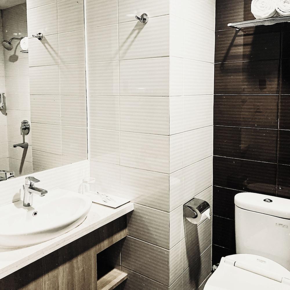 Metland Hotel Bekasi - Bathroom