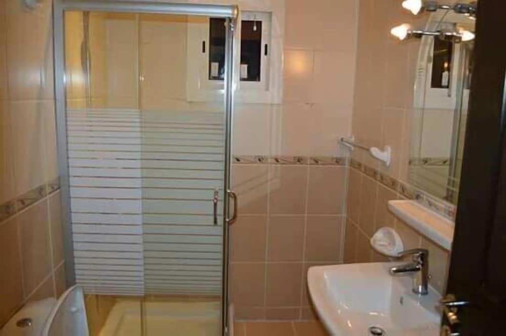 Sadeem Hotel Apartments - Bathroom