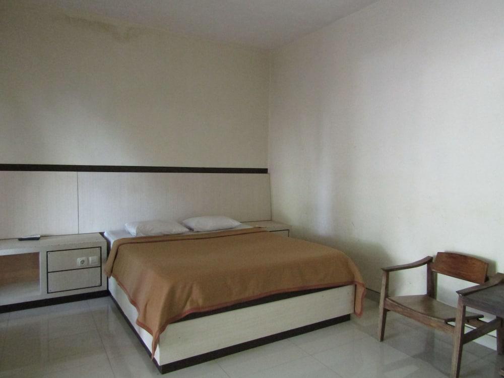 Hotel Kencana Jaya - Room
