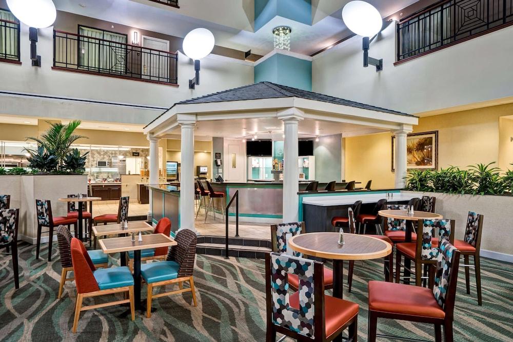 Embassy Suites by Hilton Fort Myers Estero - Lobby