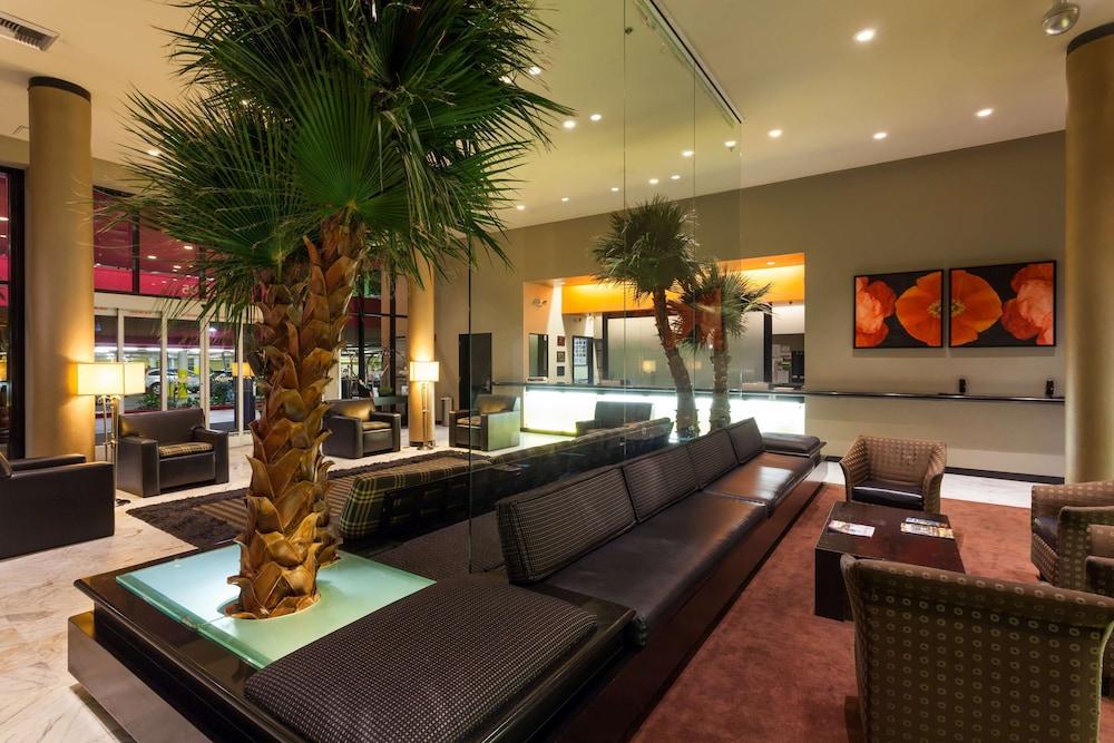 Ramada Plaza by Wyndham West Hollywood Hotel & Suites - Lobby
