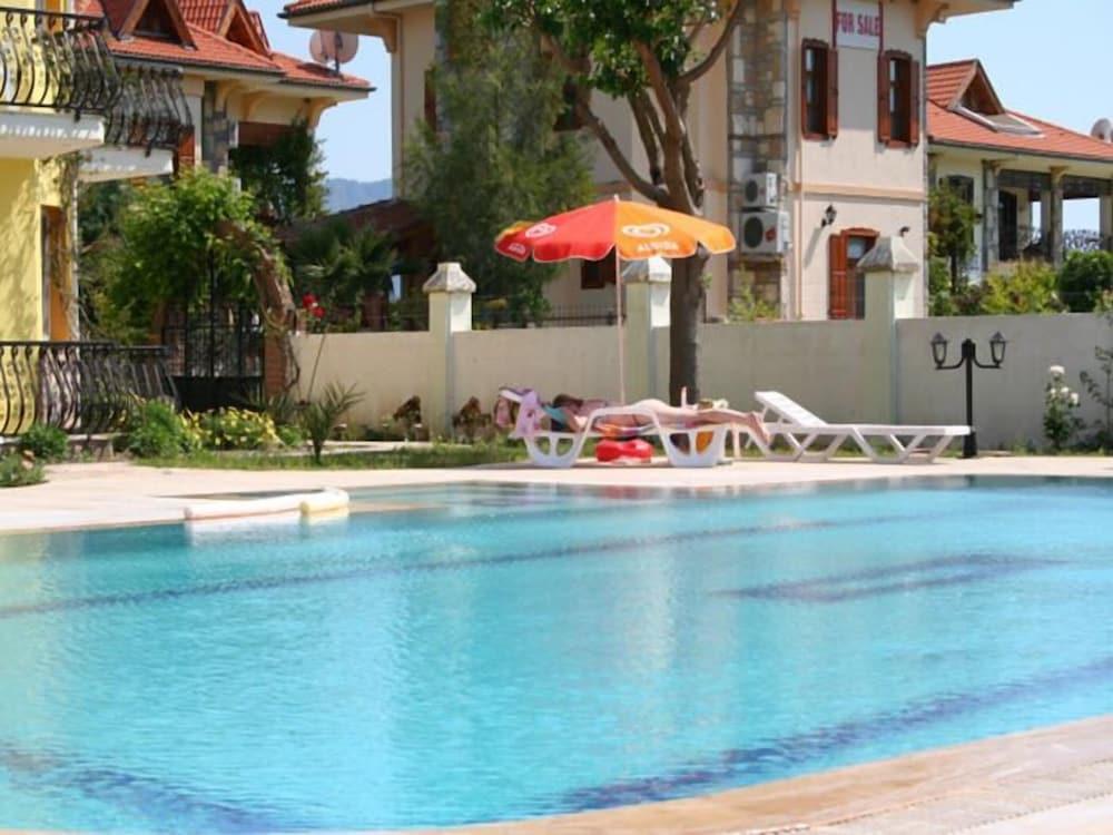Aisha Apart Hotel - Outdoor Pool