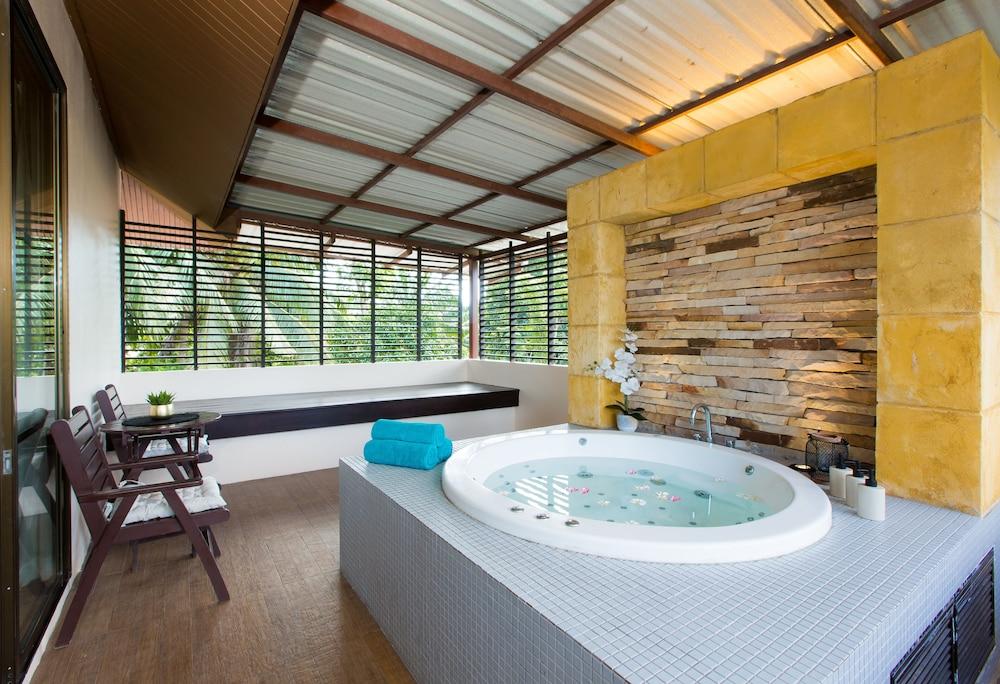 Coconut Village Resort - Private Spa Tub