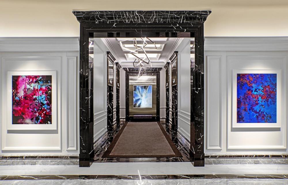 Four Seasons Hotel Chicago - Interior Entrance