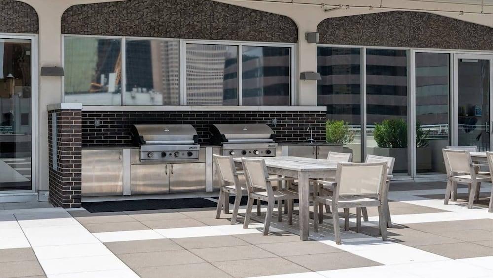 Downtown Dallas CozySuites w/ roof pool, gym #2 - BBQ/Picnic Area
