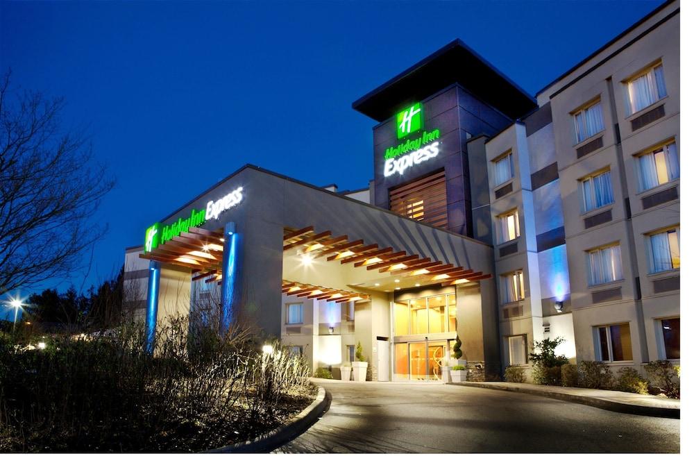Holiday Inn Express & Suites Langley, an IHG Hotel - Featured Image