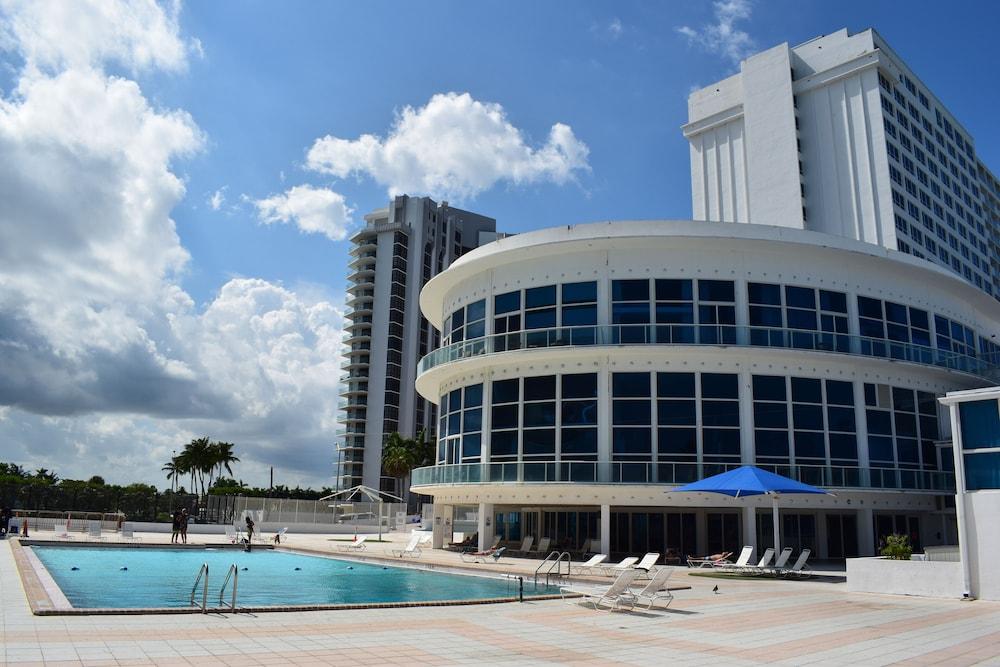 New Point Miami Beach Apartments - Exterior