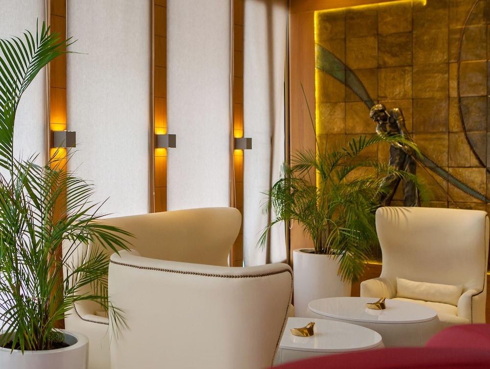 Golf Royal Hotel - Lobby Sitting Area