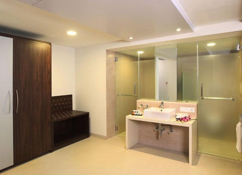 Mapple Adhwryou Pune - Bathroom