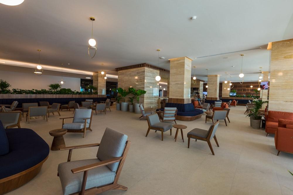 Hilton Cancun Mar Caribe All-Inclusive Resort - Lobby Sitting Area