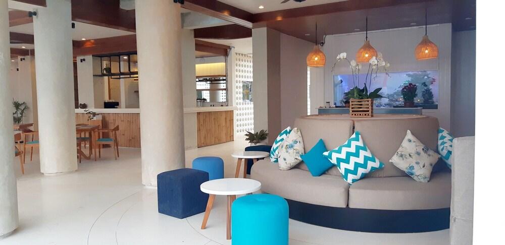 The Beach House Resort - Lobby Sitting Area