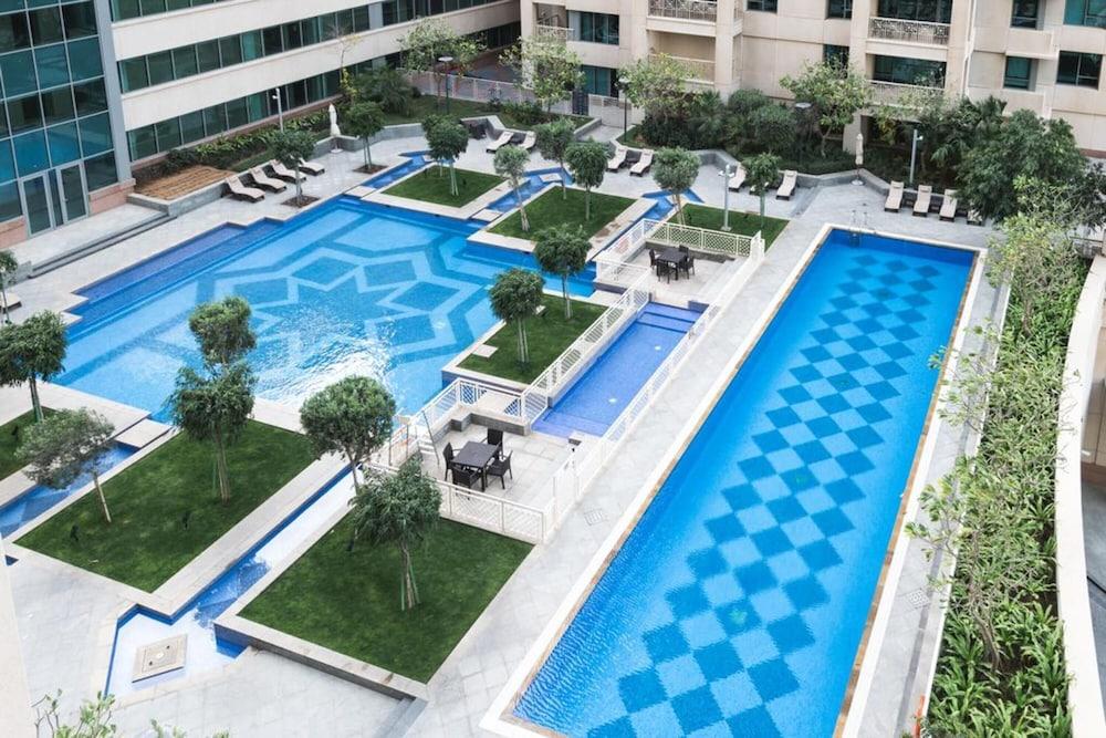 Maison Privee - Radiant Urban Retreat with Iconic Burj Khalifa Vws - Outdoor Pool